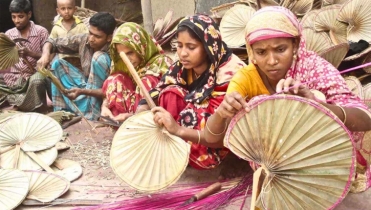 লোডশেডিংয়ে নওগাঁয় হাতপাখার চাহিদা তুঙ্গে, ব্যস্ত কারিগররা